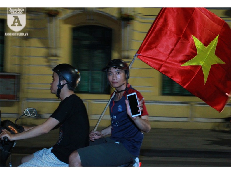 Cổ động viên Hà Nội kéo nhau lên Hồ Gươm mừng chiến thắng